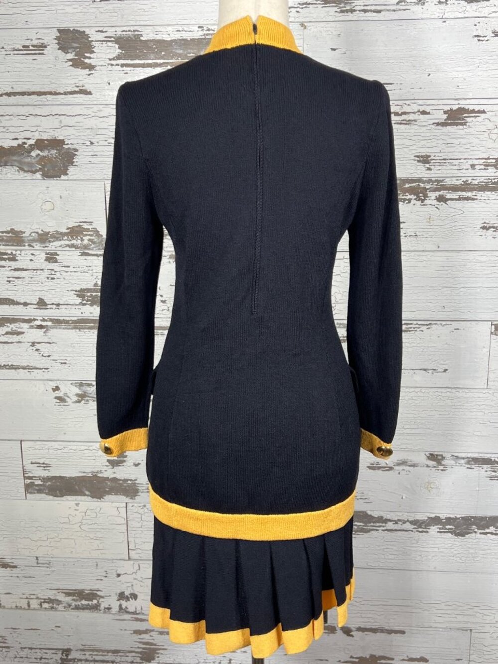 ST. JOHN by MARIE GRAY Skirt Suit 2pc Santana Knit Black & Gold Sz 4 EUC - Picture 5 of 7